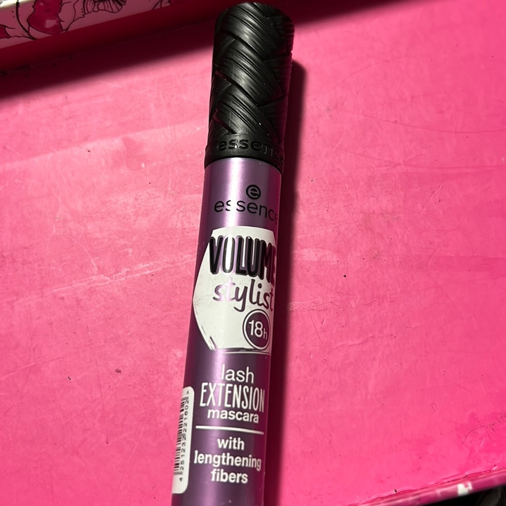 Brand new Essence ‘volume stylist 18 hrs lash extension mascara’